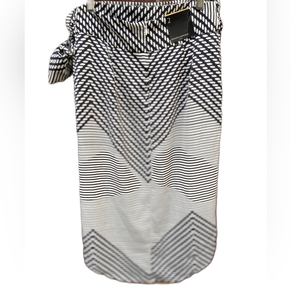 Banana Republic Black and White Wrap-Style Skirt - Picture 2 of 13